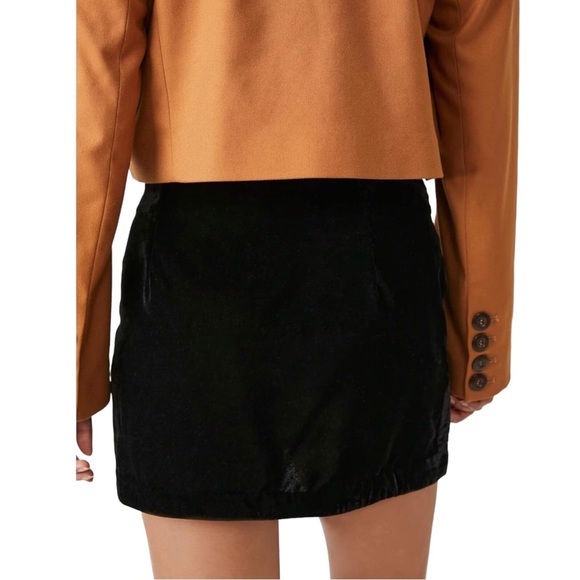 Free People Annalise Velvet Mini Skirt || Black - Picture 4 of 8